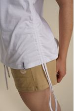 short-flora-pique-beige-y-musculosa-lola-blanca--1-