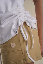 short-flora-pique-beige-y-musculosa-lola-blanca