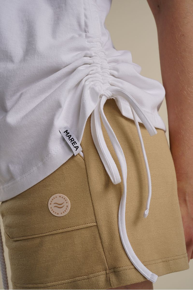 short-flora-pique-beige-y-musculosa-lola-blanca