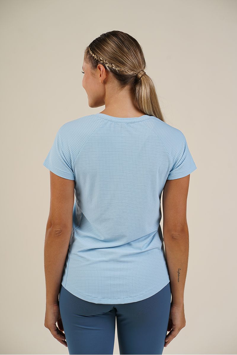 Remera-Running-Minicuadros-Celeste-Espejo-y-Calza-Leggy-V-Nakay-Azul-Egeo--1-