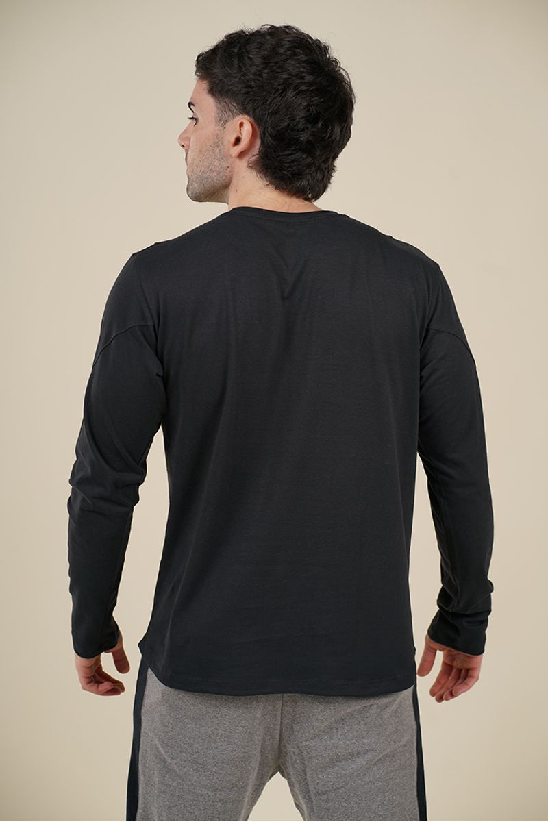 Pantalon-manhattan-gris-melange-y-negro-y-remera-aquila-negra--1-