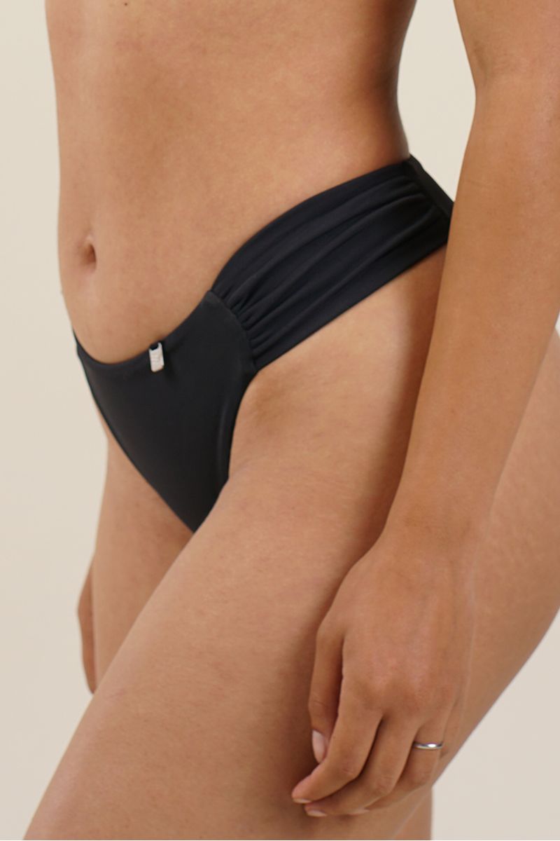 BOMB-LUNA-I-NEGRO--1-
