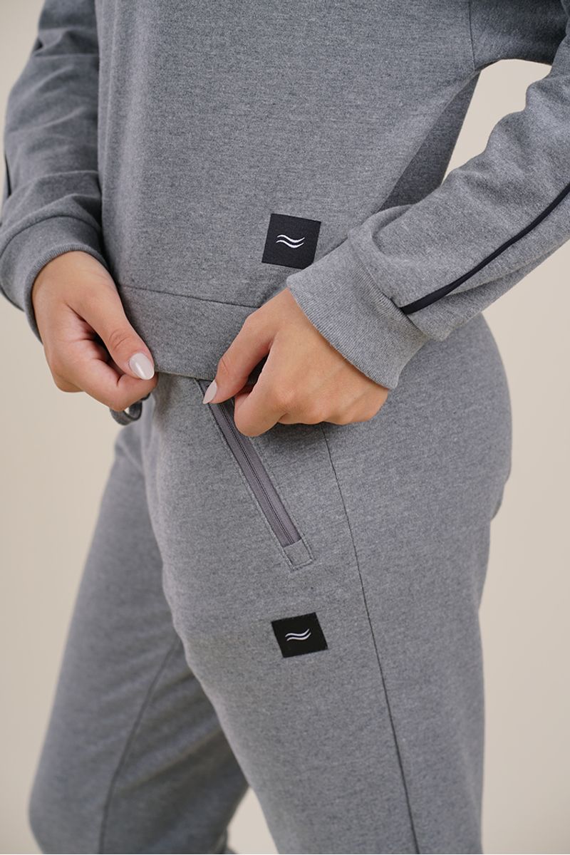 Buzo-LEXIE-rustico-elastizado-jaspeado-gris-vivo-negro-y-Pantalon-MALTA-rustico-elastizado-gris-melange