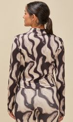 CAMPERA-AMBER-ACUARELA-LUXE-SUBLIMADA-CON-RECORTES-NGO-HUESO-4