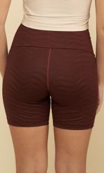 SS-POPPY-SUPPLEX-TEXT-WAVES-DARK-MOCHA-Y-REMERA-RUN-MINICUADROS-COCO