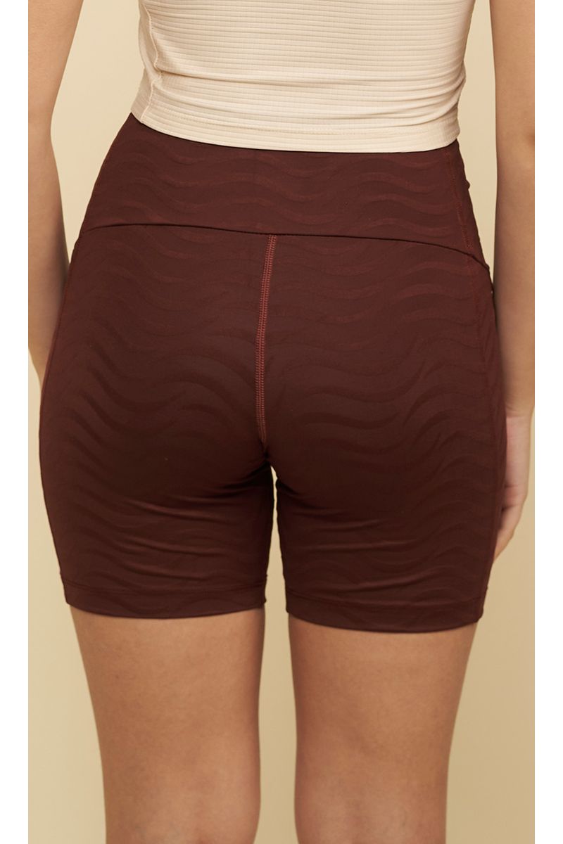 SS-POPPY-SUPPLEX-TEXT-WAVES-DARK-MOCHA-Y-REMERA-RUN-MINICUADROS-COCO