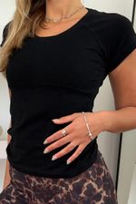 Remera-BARBARA-jersey-elastizado-negro-