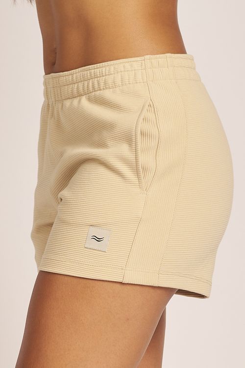 SHORT CALIRA ACANALADO CON RECORTE